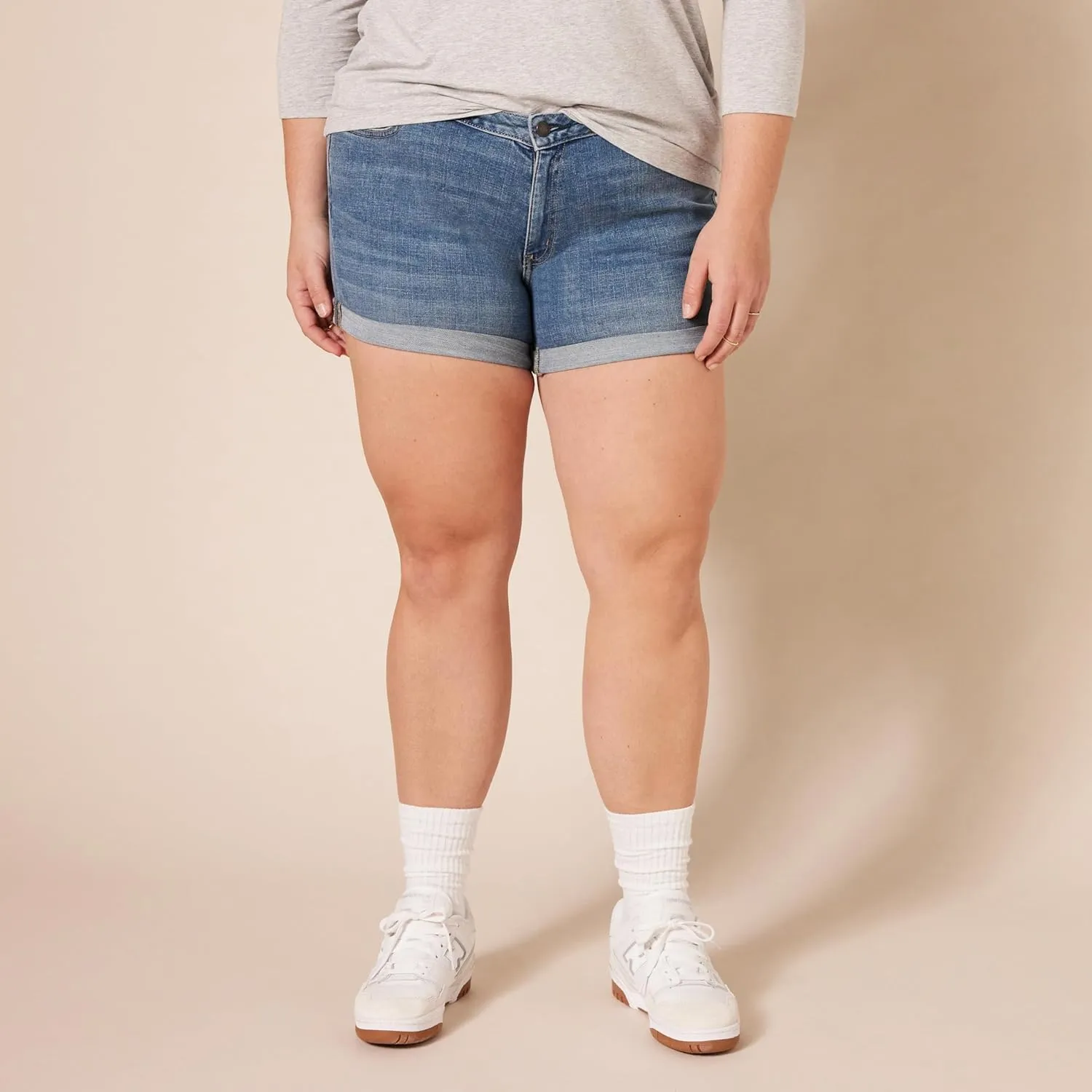 Amazon Essentials Women's Mid-Rise Slim Fit 4" Denim Shorts